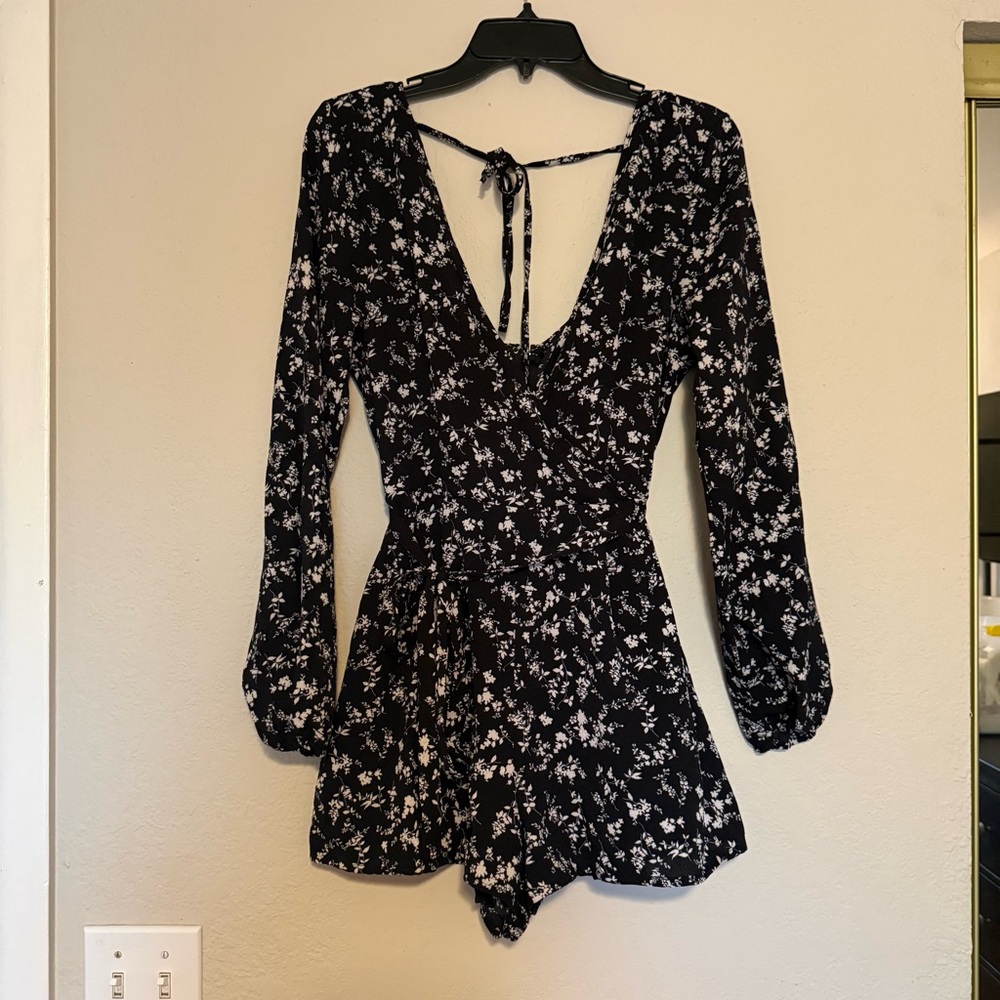Womens Romper Floral Long Sleeve V-Neck Shorts TRIXXI Size Medium
